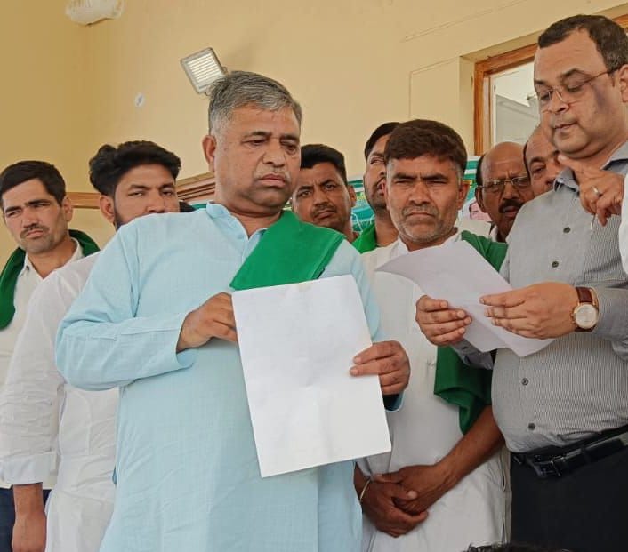 कलक्ट्रेट में धरना प्रदर्शन करते किसान । संवाद