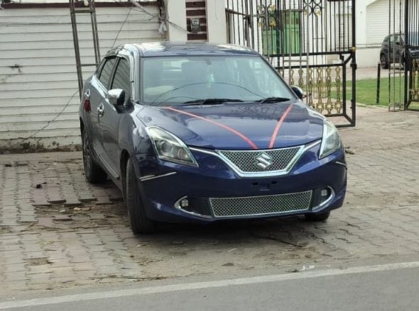 कलेक्ट्रेट परिसर में खड़ी बिना एचएसआरपी  और उत्तर प्रदेश सरकार लिखी गाड़ी। संवाद