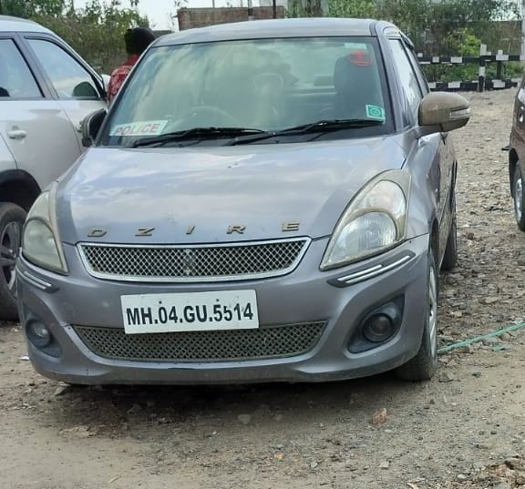 कलेक्ट्रेट परिसर में खड़ी बिना एचएसआरपी  और उत्तर प्रदेश सरकार लिखी गाड़ी। संवाद