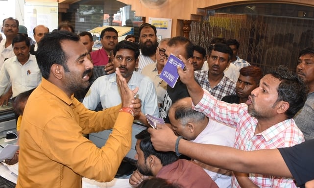 कपूरथला स्थित अशोक एजेंसी पर गैस के लिए पहुंचे उपभोक्ता। कपूरथला स्थित अशोक एजेंसी पर गैस के लिए पहुंचे उपभोक्ता।