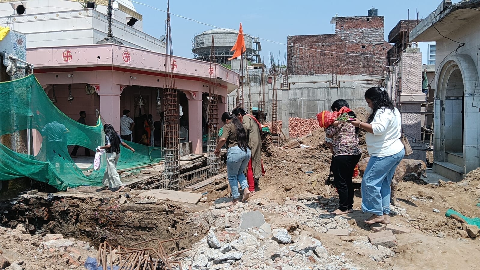 कॉरिडोर के मुख्य द्वार के पास रिटेनिंग वॉल पर बनाए गए म्यूरल्स। संवाद
