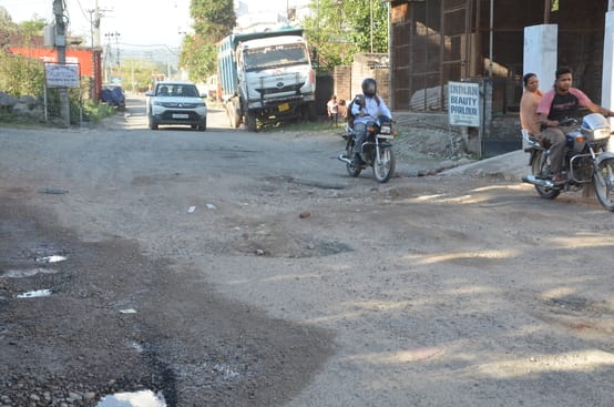 कृष्णा कॉलोनी में महाकालेश्वर मंदिर के पास शहीद कैप्टन सुनील चौधरी मार्ग की दयनीय दशा दिखाते गड