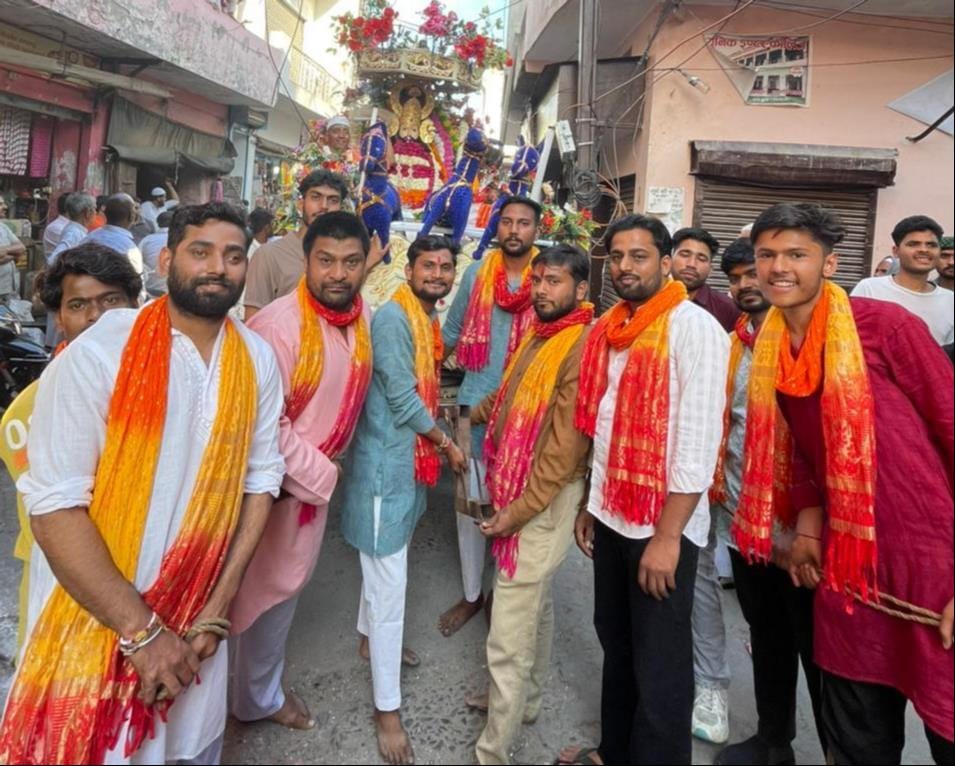 कांधला  में महर्षि कश्यप  जयंती पर   शोभा यात्रा  में सजी झांकी । संवाद