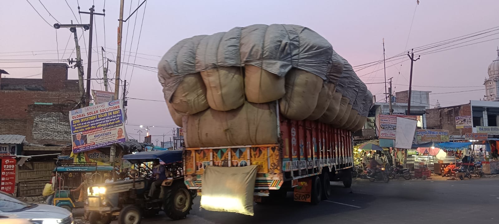 लखनऊ-दिल्ली नेशनल हाईवे पर रोजा क्षेत्र में सड़क पर खड़े ट्रक। संवाद