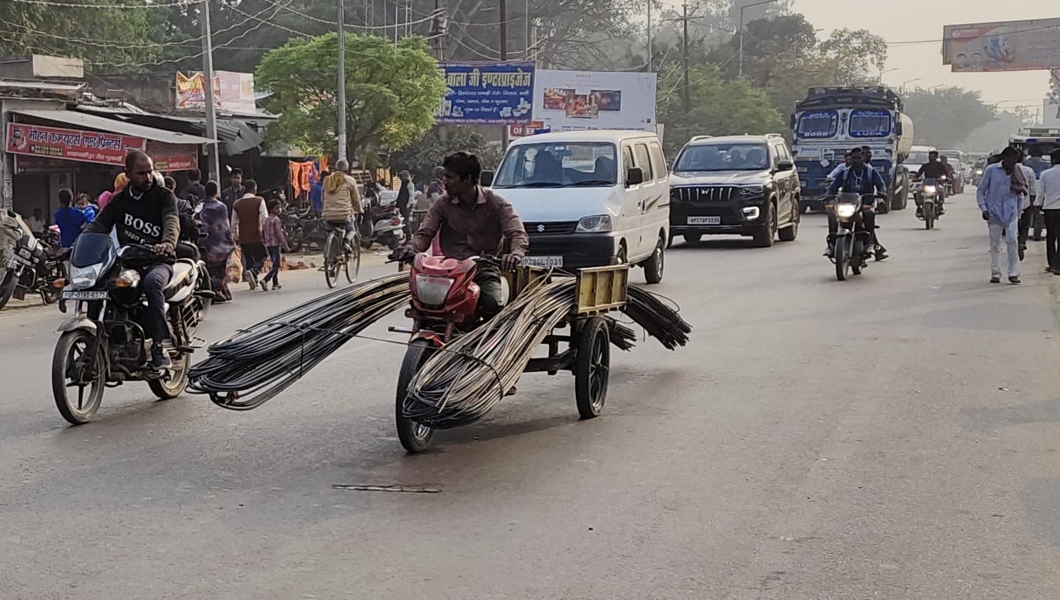 लखनऊ-दिल्ली नेशनल हाईवे पर रोजा क्षेत्र में सड़क पर खड़े ट्रक। संवाद