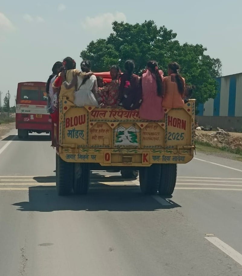 लखनऊ-दिल्ली नेशनल हाईवे पर रोजा क्षेत्र में सड़क पर खड़े ट्रक। संवाद