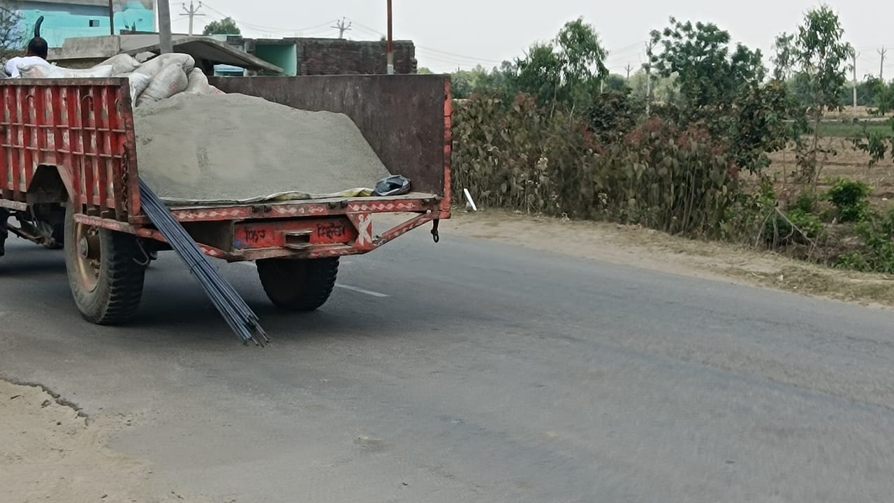 लखनऊ-दिल्ली नेशनल हाईवे पर रोजा क्षेत्र में सड़क पर खड़े ट्रक। संवाद