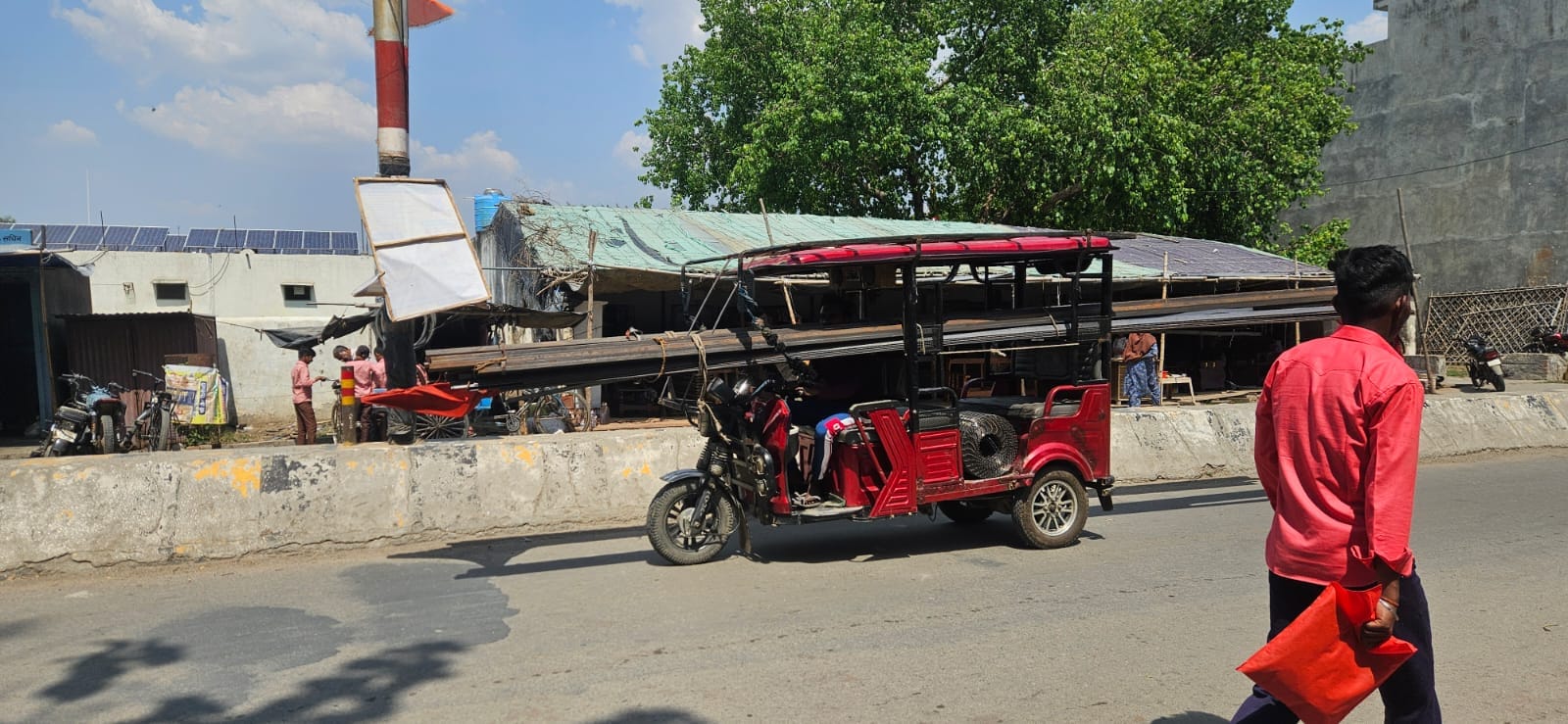 लखनऊ-दिल्ली नेशनल हाईवे पर रोजा क्षेत्र में सड़क पर खड़े ट्रक। संवाद