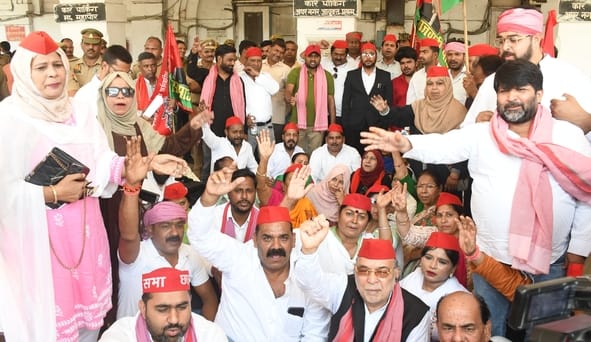  लालबाग नगर निगम मुख्यालय में प्रदर्शन करते सपा विधायक रविदास मेहरोत्रा,सभासद व कार्याकर्ता।