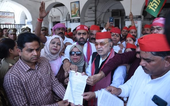 लालबाग नगर निगम मुख्यालय में प्रदर्शन करते सपा विधायक रविदास मेहरोत्रा,सभासद व कार्याकर्ता।