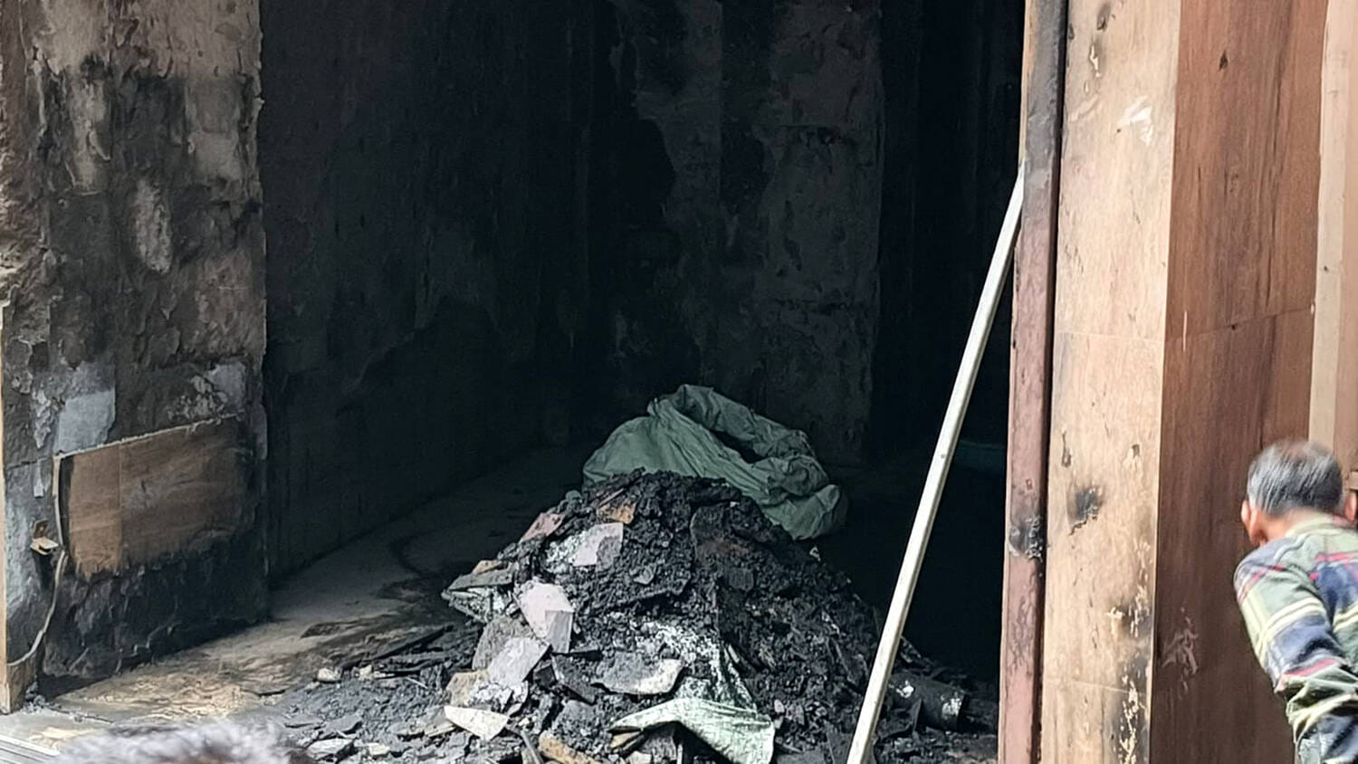 मंडी में सनातन धर्म सभा के पास पर्स की दुकान में लगी आग। संवाद