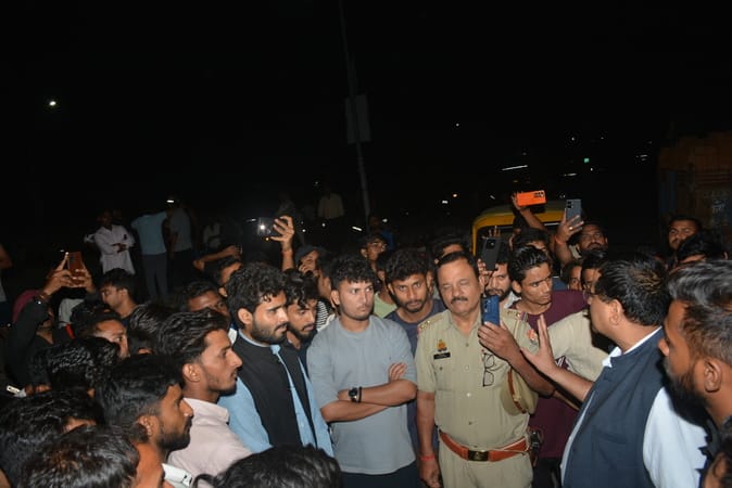 मोहान रोड पुलिस चौकी के सामने डॉ शकुंतला मिश्रा राष्ट्रीय पुनर्वास विश्वविद्यालय के दिव्यांग छा मोहान रोड पुलिस चौकी के सामने डॉ शकुंतला मिश्रा राष्ट्रीय पुनर्वास विश्वविद्यालय के दिव्यांग छा