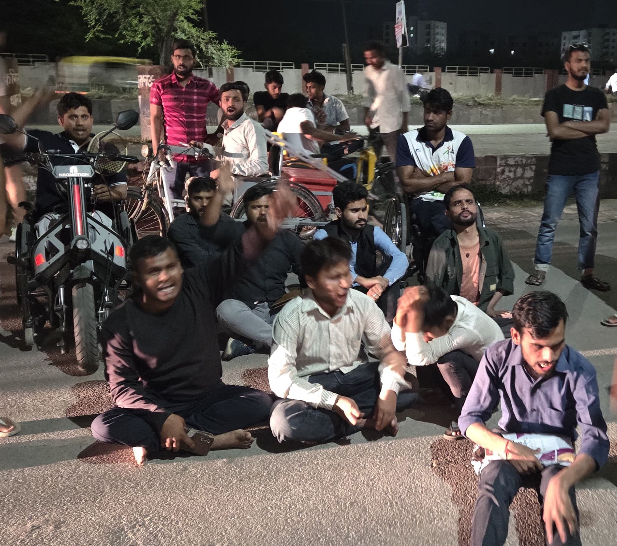 मोहान रोड पुलिस चौकी के सामने डॉ शकुंतला मिश्रा राष्ट्रीय पुनर्वास विश्वविद्यालय के दिव्यांग छा मोहान रोड पुलिस चौकी के सामने डॉ शकुंतला मिश्रा राष्ट्रीय पुनर्वास विश्वविद्यालय के दिव्यांग छा