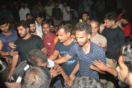 मोहान रोड पुलिस चौकी के सामने डॉ शकुंतला मिश्रा राष्ट्रीय पुनर्वास विश्वविद्यालय के दिव्यांग छा मोहान रोड पुलिस चौकी के सामने डॉ शकुंतला मिश्रा राष्ट्रीय पुनर्वास विश्वविद्यालय के दिव्यांग छा