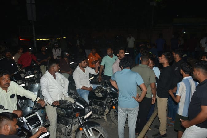 मोहान रोड पुलिस चौकी के सामने डॉ शकुंतला मिश्रा राष्ट्रीय पुनर्वास विश्वविद्यालय के दिव्यांग छा मोहान रोड पुलिस चौकी के सामने डॉ शकुंतला मिश्रा राष्ट्रीय पुनर्वास विश्वविद्यालय के दिव्यांग छा