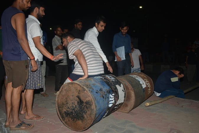 मोहान रोड पुलिस चौकी के सामने डॉ शकुंतला मिश्रा राष्ट्रीय पुनर्वास विश्वविद्यालय के दिव्यांग छा मोहान रोड पुलिस चौकी के सामने डॉ शकुंतला मिश्रा राष्ट्रीय पुनर्वास विश्वविद्यालय के दिव्यांग छा