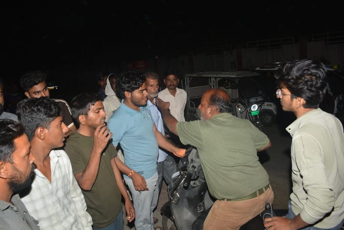 मोहान रोड पुलिस चौकी के सामने डॉ शकुंतला मिश्रा राष्ट्रीय पुनर्वास विश्वविद्यालय के दिव्यांग छा मोहान रोड पुलिस चौकी के सामने डॉ शकुंतला मिश्रा राष्ट्रीय पुनर्वास विश्वविद्यालय के दिव्यांग छा