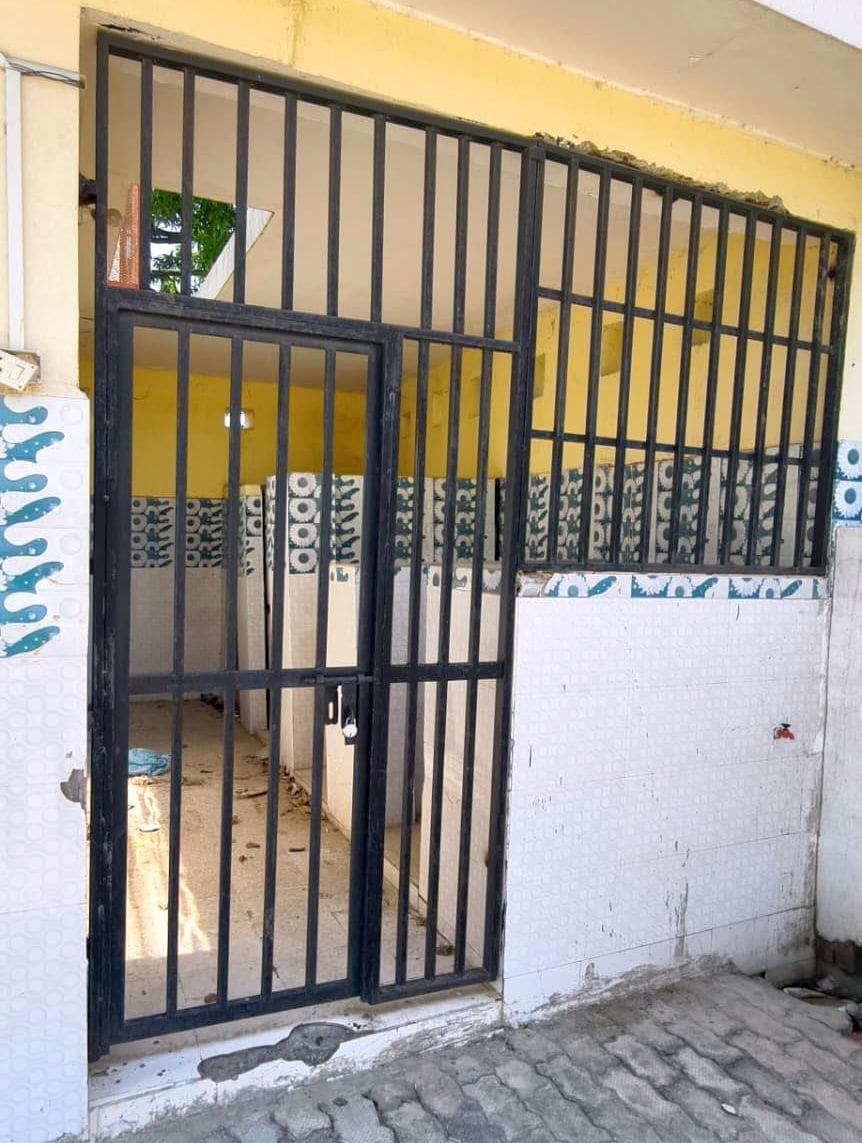 मंझनपुर कस्बा स्थित सार्वजनिक शौचालय का टूटा दरवाजा व पसरी गंदगी।  संवाद