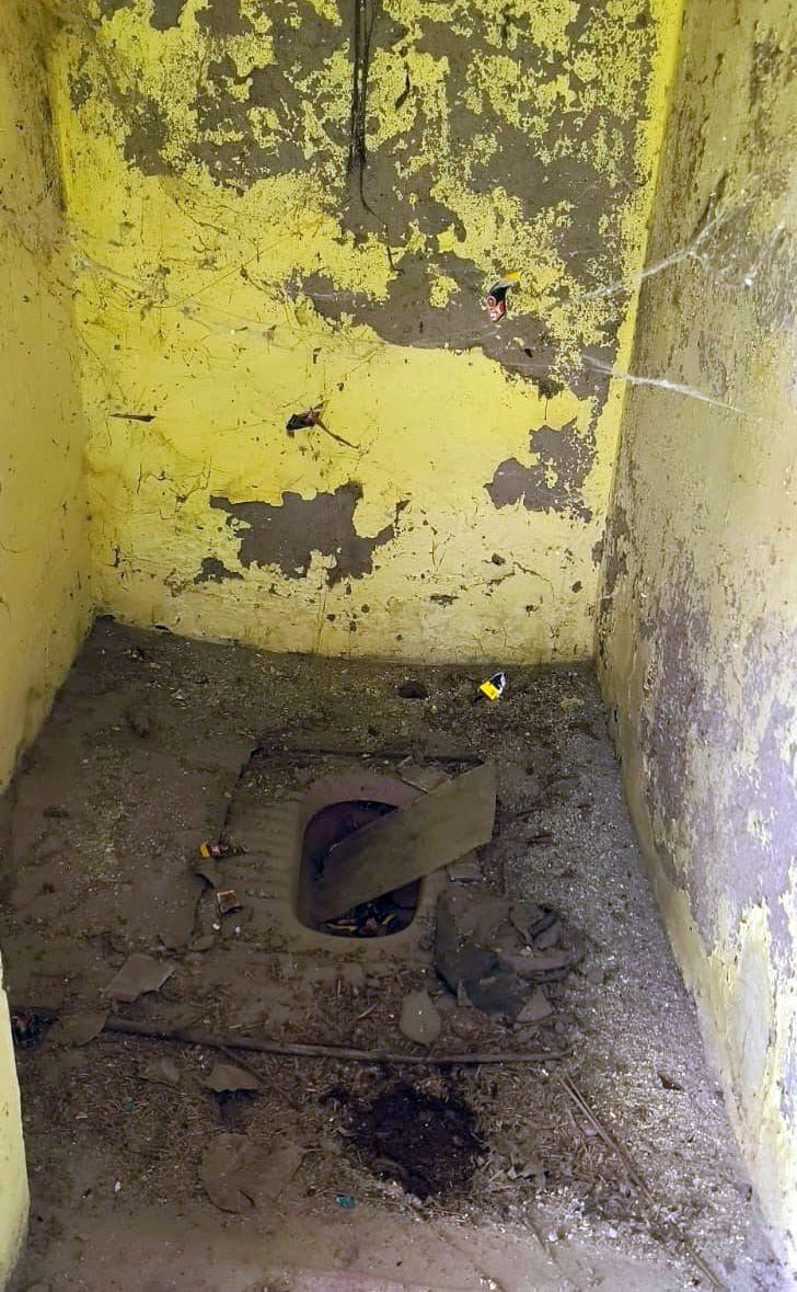 मंझनपुर कस्बा स्थित सार्वजनिक शौचालय का टूटा दरवाजा व पसरी गंदगी।  संवाद