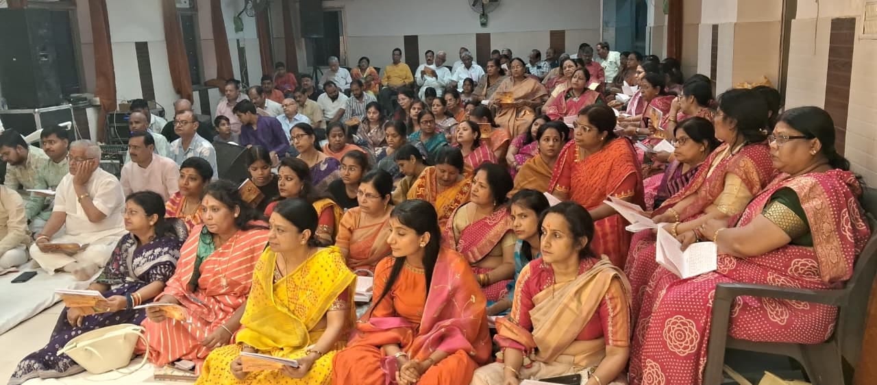 मारवाड़ी धर्मशाला परिसर में भजन संध्या कार्यक्रम में भजन प्रस्तुत करते हुए। संवाद