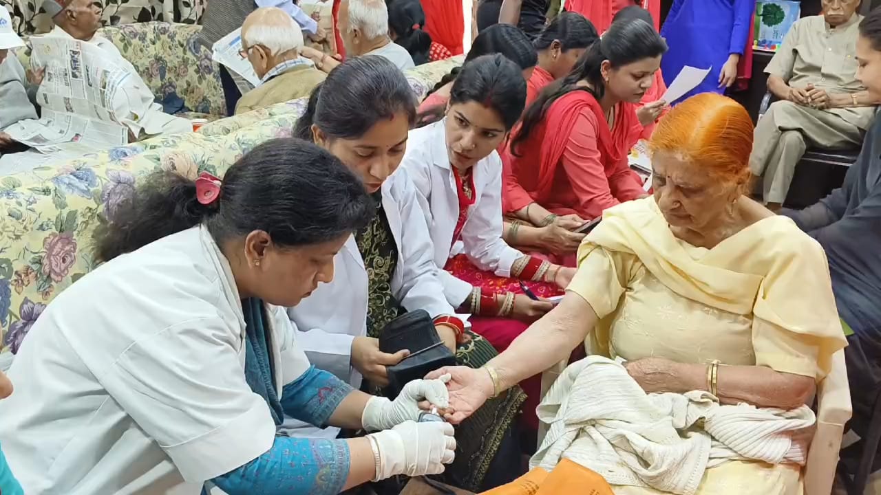 माता पद्मावती कॉलेज ऑफ नर्सिंग में विश्व स्वास्थ्य दिवस आयोजित कार्यक्रम में मौजूद लोग। स्रोत: 