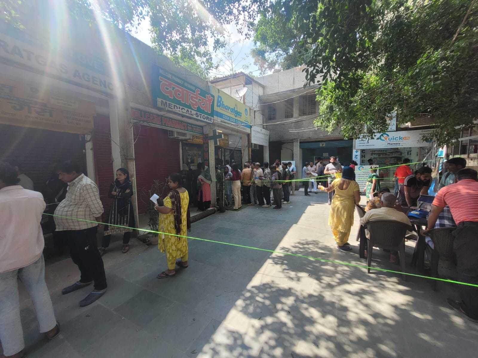 नोएडा । हरौला में गेंस के लिए लगी लाइन । संवाद नोएडा । हरौला में गेंस के लिए लगी लाइन । संवाद