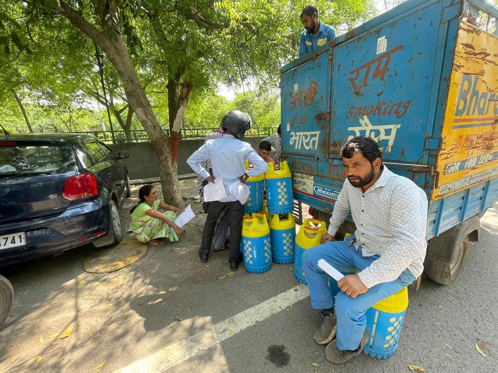 नोएडा । हरौला में गेंस के लिए लगी लाइन । संवाद नोएडा । हरौला में गेंस के लिए लगी लाइन । संवाद