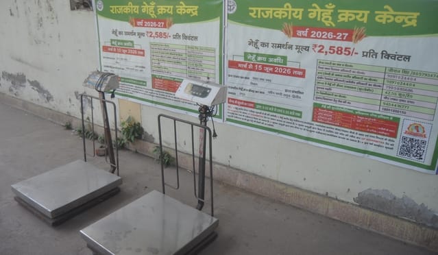 नवीन मंडी में बने क्रय केंद्र पर गेहूं आने का इंतजार करते कर्मचारी। संवाद नवीन मंडी में बने क्रय केंद्र पर गेहूं आने का इंतजार करते कर्मचारी। संवाद