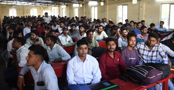 प्लेसमेंट हॉल के अभाव में टिनशेड साइकिल स्टैंड को ही अस्थायी हॉल बना दिया गया। 
