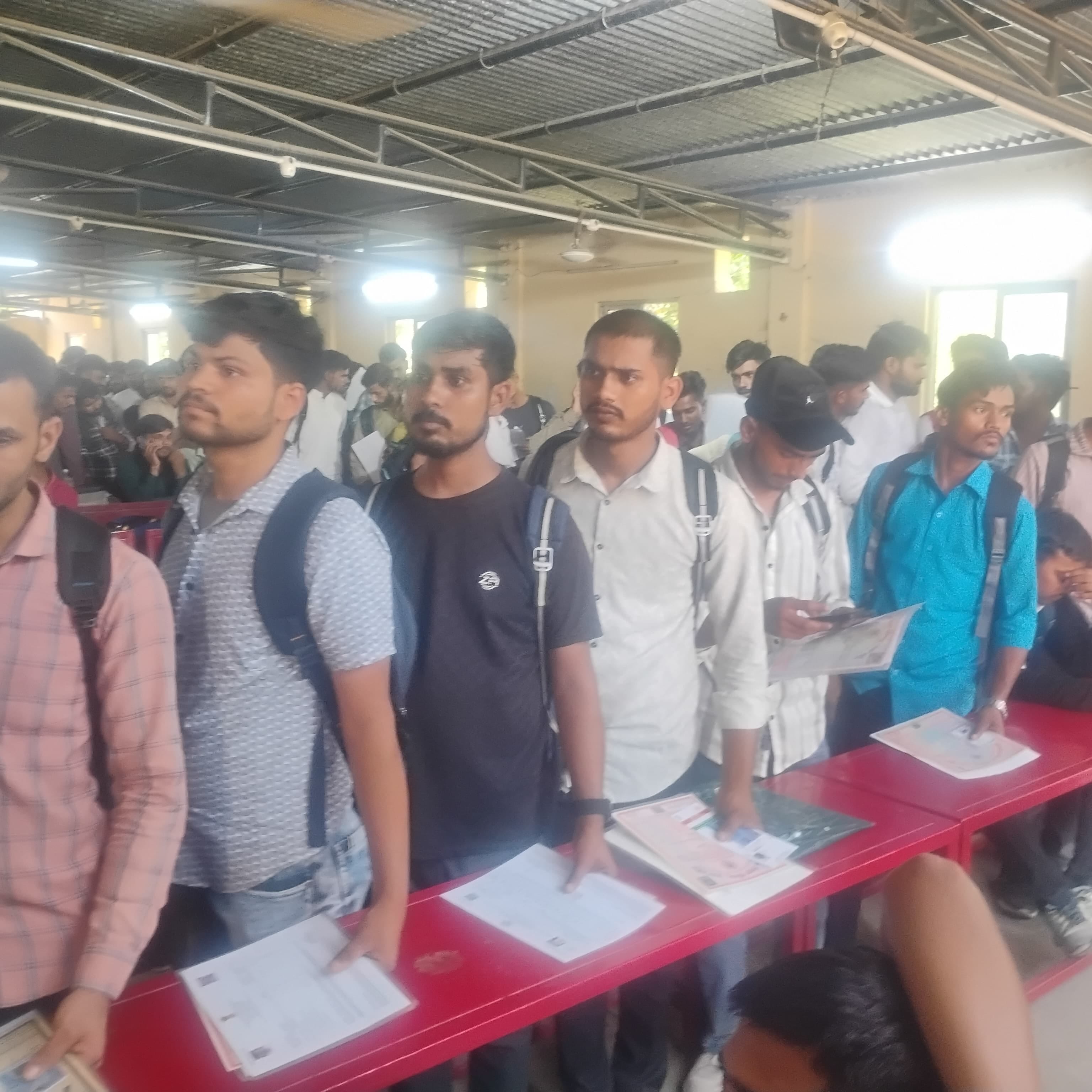 प्लेसमेंट हॉल के अभाव में टिनशेड साइकिल स्टैंड को ही अस्थायी हॉल बना दिया गया। 