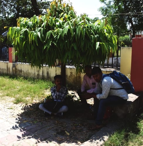 प्लेसमेंट हॉल के अभाव में टिनशेड साइकिल स्टैंड को ही अस्थायी हॉल बना दिया गया। 