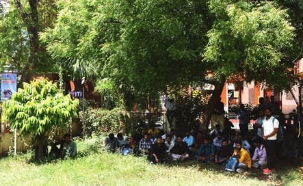 प्लेसमेंट हॉल के अभाव में टिनशेड साइकिल स्टैंड को ही अस्थायी हॉल बना दिया गया। 