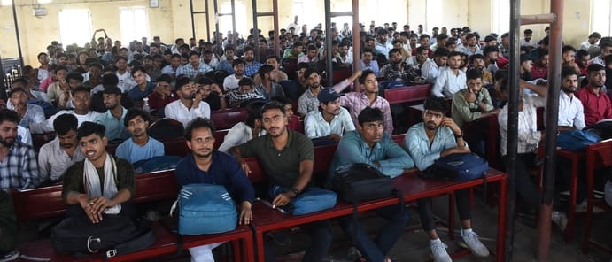 प्लेसमेंट हॉल के अभाव में टिनशेड साइकिल स्टैंड को ही अस्थायी हॉल बना दिया गया। 