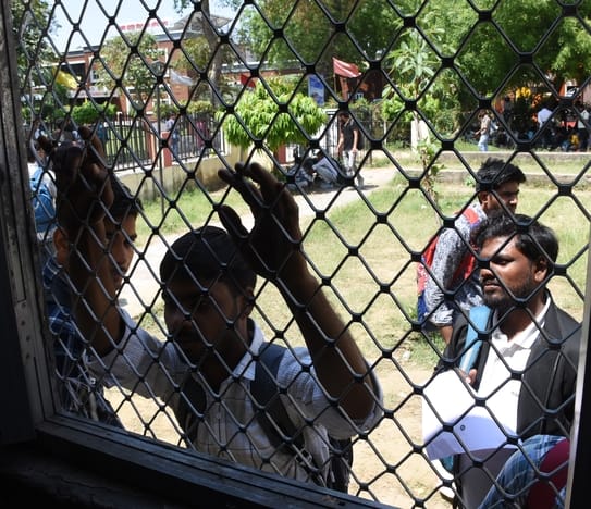 प्लेसमेंट हॉल के अभाव में टिनशेड साइकिल स्टैंड को ही अस्थायी हॉल बना दिया गया। 