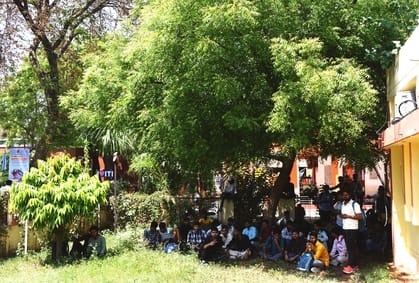 प्लेसमेंट हॉल के अभाव में टिनशेड साइकिल स्टैंड को ही अस्थायी हॉल बना दिया गया। 