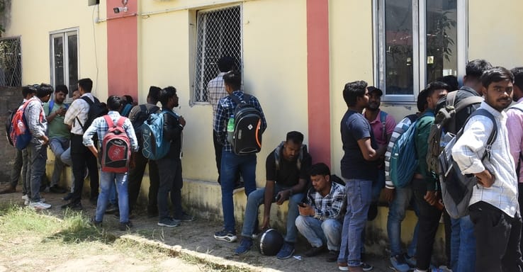 प्लेसमेंट हॉल के अभाव में टिनशेड साइकिल स्टैंड को ही अस्थायी हॉल बना दिया गया। 