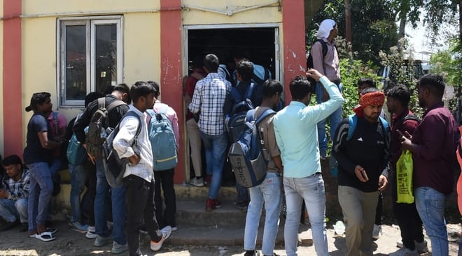प्लेसमेंट हॉल के अभाव में टिनशेड साइकिल स्टैंड को ही अस्थायी हॉल बना दिया गया। 