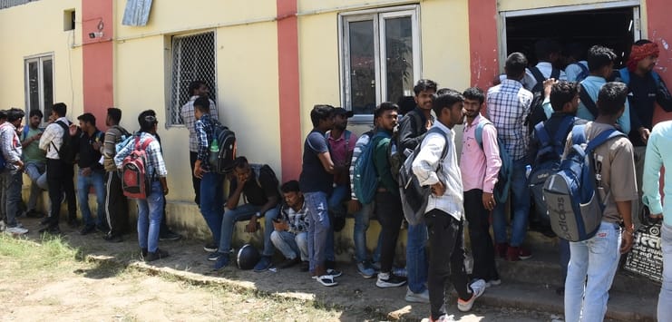प्लेसमेंट हॉल के अभाव में टिनशेड साइकिल स्टैंड को ही अस्थायी हॉल बना दिया गया। 