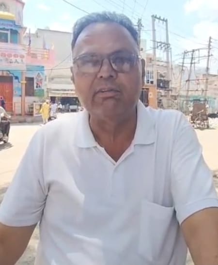 रेवाड़ी। नाईवाली चौक के पास कूड़े के डस्टबिन के बाद पड़ा कूड़ा। संवाद