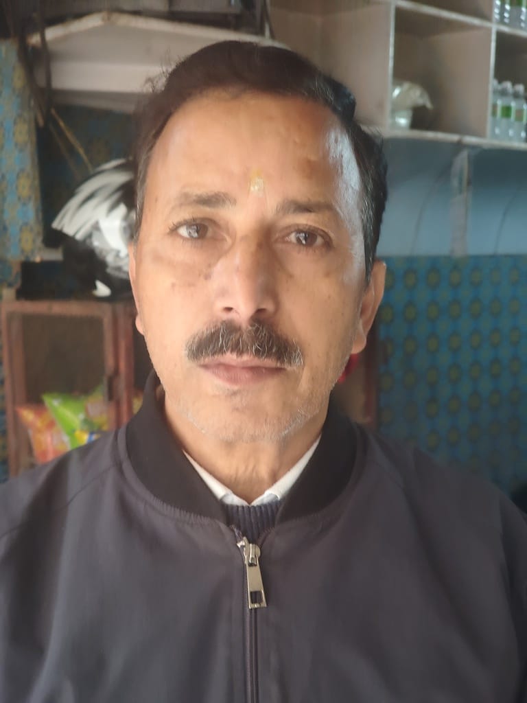 सोलन–जौणाजी रोड पर पानी की पाइप टूटने के कारण खस्ताहाल सड़क। संवाद