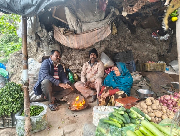 सोलन मालरोड पर मंगलवार को हुई बारिश के दौरान छाता लेकर जाती महिलाएं। संवाद