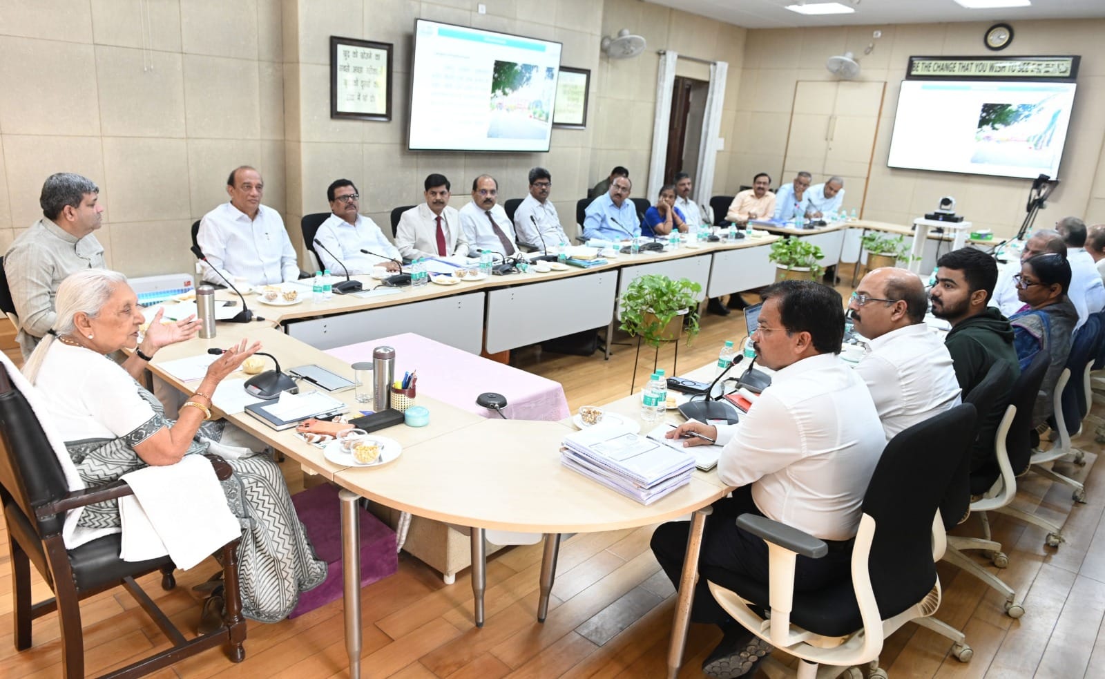 समीक्षा बैठक में िनर्देश्ा देतीं राज्यपाल आनंदी बेन पटेल। स्रोत ः जनभवन समीक्षा बैठक में िनर्देश्ा देतीं राज्यपाल आनंदी बेन पटेल। स्रोत ः जनभवन