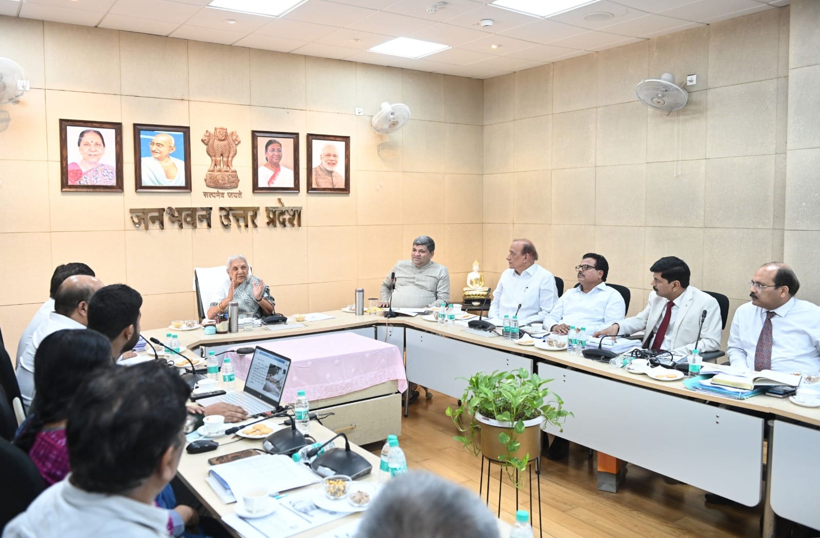 समीक्षा बैठक में िनर्देश्ा देतीं राज्यपाल आनंदी बेन पटेल। स्रोत ः जनभवन समीक्षा बैठक में िनर्देश्ा देतीं राज्यपाल आनंदी बेन पटेल। स्रोत ः जनभवन