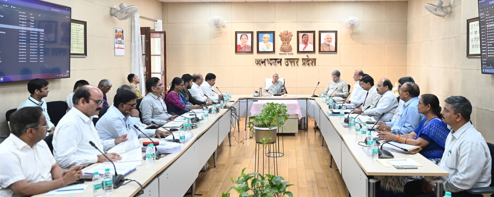 समीक्षा बैठक में िनर्देश्ा देतीं राज्यपाल आनंदी बेन पटेल। स्रोत ः जनभवन समीक्षा बैठक में िनर्देश्ा देतीं राज्यपाल आनंदी बेन पटेल। स्रोत ः जनभवन