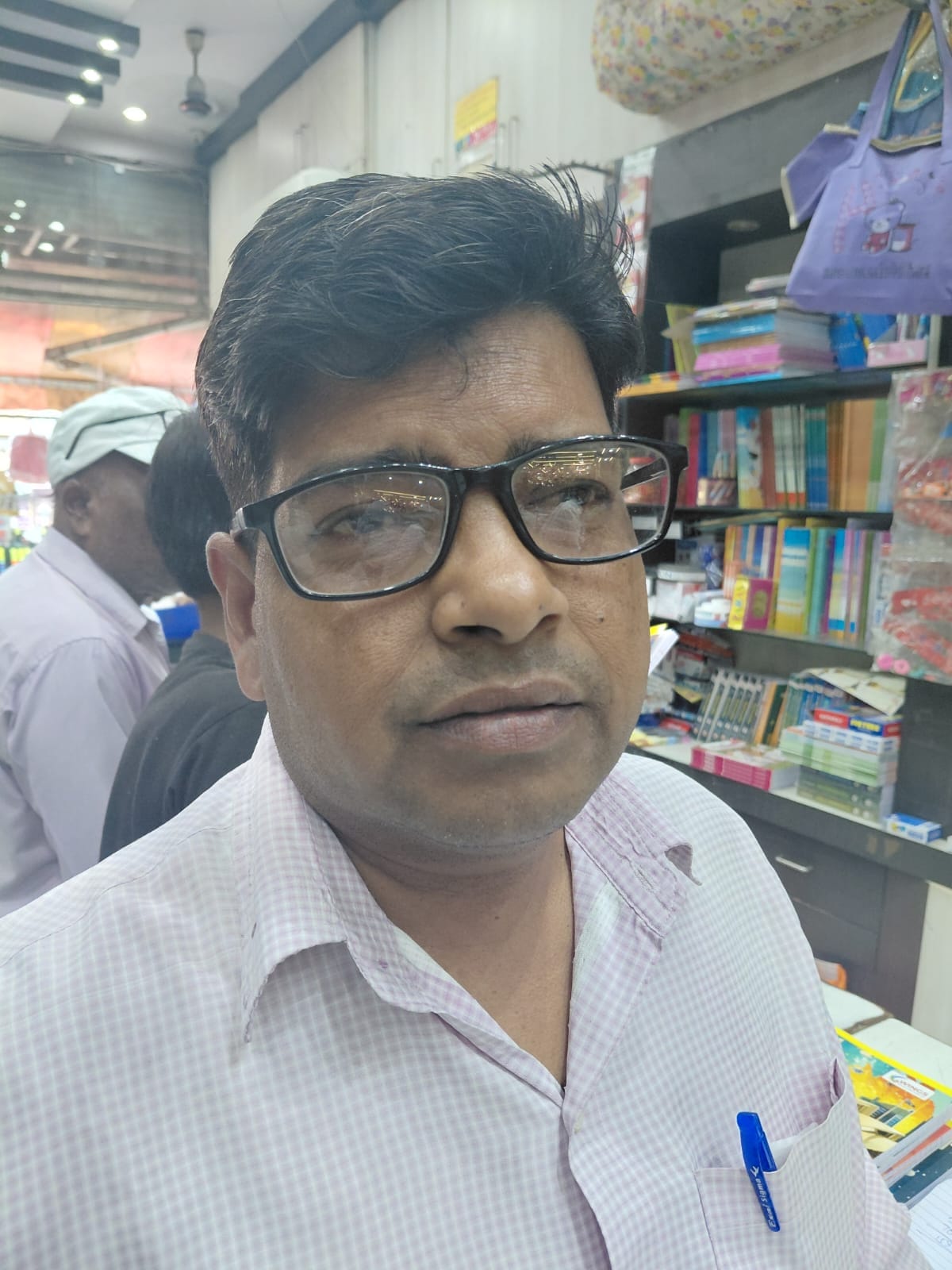 शहर के एक स्टेशनरी दुकान पर कोर्स लेने के लिए अभिभावको की भीड़। संवाद