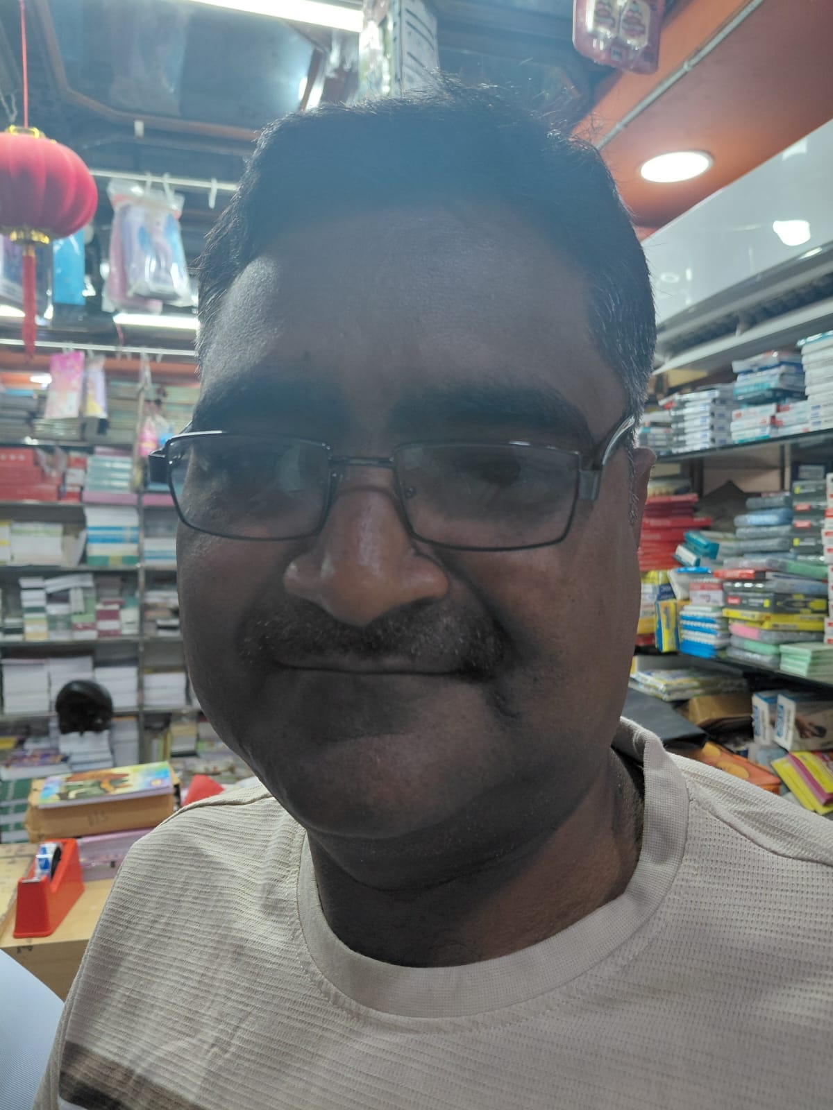 शहर के एक स्टेशनरी दुकान पर कोर्स लेने के लिए अभिभावको की भीड़। संवाद