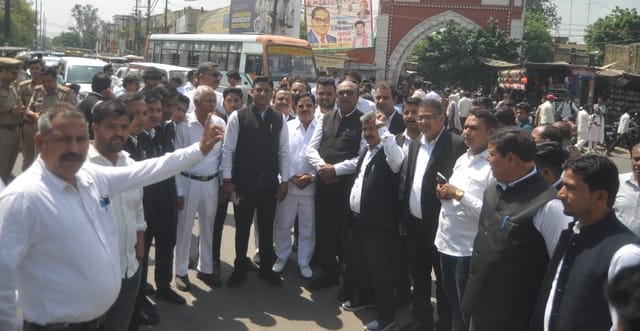 तहसील चौराहे पर जाम लगाने के बाद कोतवाल को ज्ञापन देते अधिवक्ता। संवाद