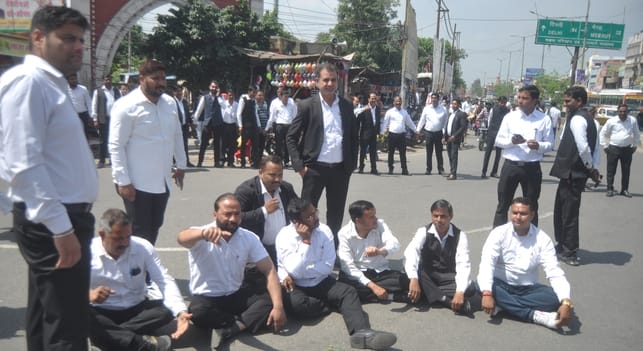 तहसील चौराहे पर जाम लगाने के बाद कोतवाल को ज्ञापन देते अधिवक्ता। संवाद