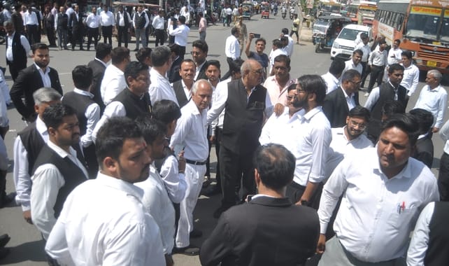 तहसील चौराहे पर जाम लगाने के बाद कोतवाल को ज्ञापन देते अधिवक्ता। संवाद