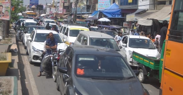 तहसील चौराहे पर जाम लगाने के बाद कोतवाल को ज्ञापन देते अधिवक्ता। संवाद